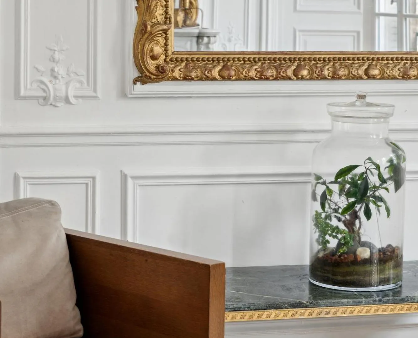 Veeve - Subtly Vintage Apartment Paris France